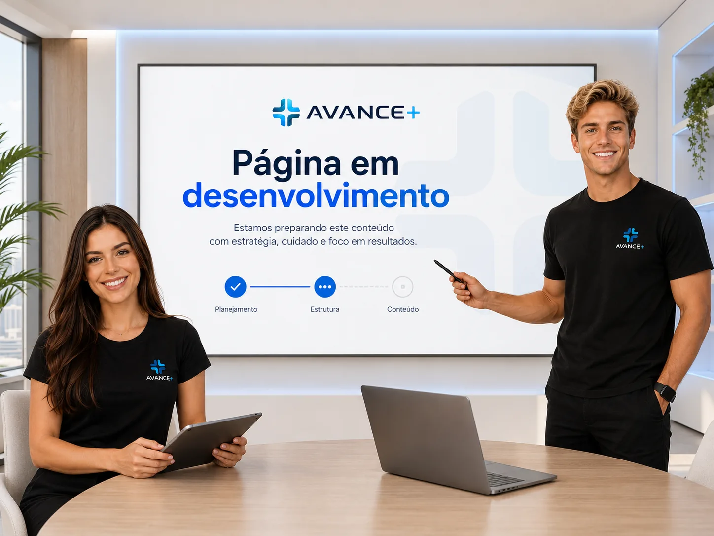 Equipe analisando informações de diagnóstico e posicionamento para estruturar o Perfil Estratégico da Marca